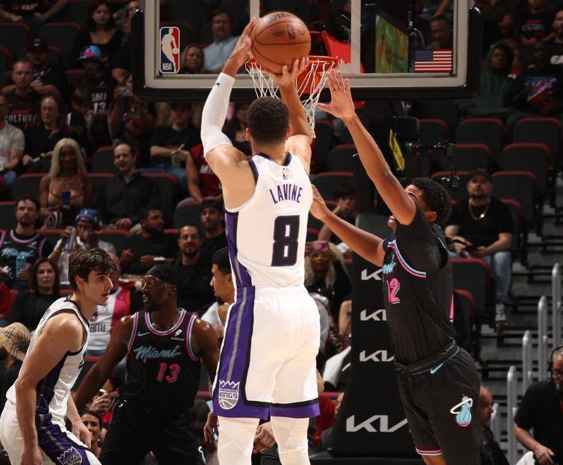 勇士碾压四川队,德罗赞统治全场 勇士碾压四川队,德罗赞统治全场